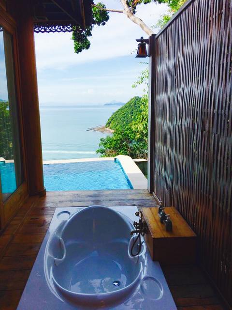 Santhiya Koh Yao Yai, Badewanne mit Ausblick auf Meer