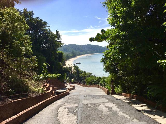 Steiler Weg mit Blick auf Meer