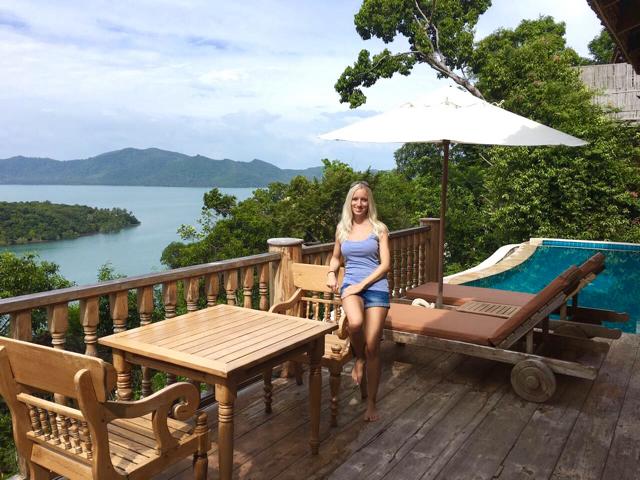 Santhiya Koh Yao Yai, Frau vor Pool mit Blick auf Meer