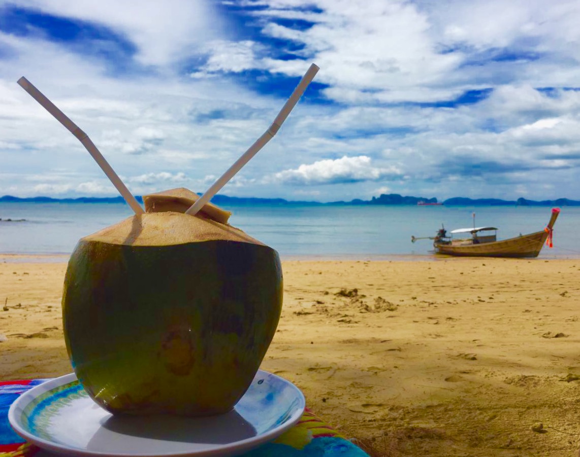 Leckere Kokosnuss am Klong Muang Beach