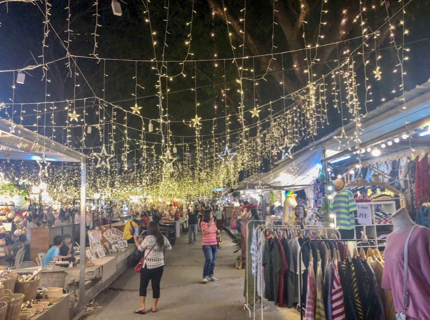 Weihnachtlich beleuchteter Nachtmarkt in Bangkok