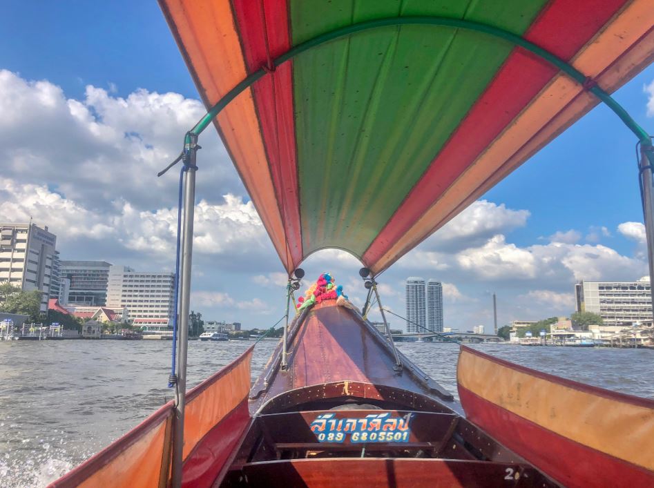 Bangkok Sehenswürdigkeiten, Fahrt mit einem bunten Boot