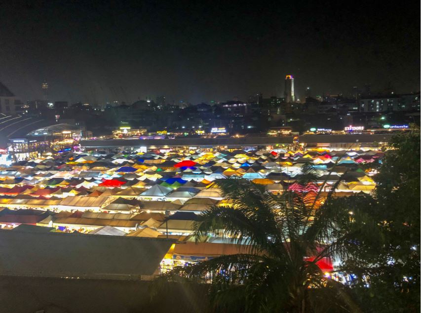 Bangkok Sehenswürdigkeiten, bunte Dächer eines Marktes bei Nacht