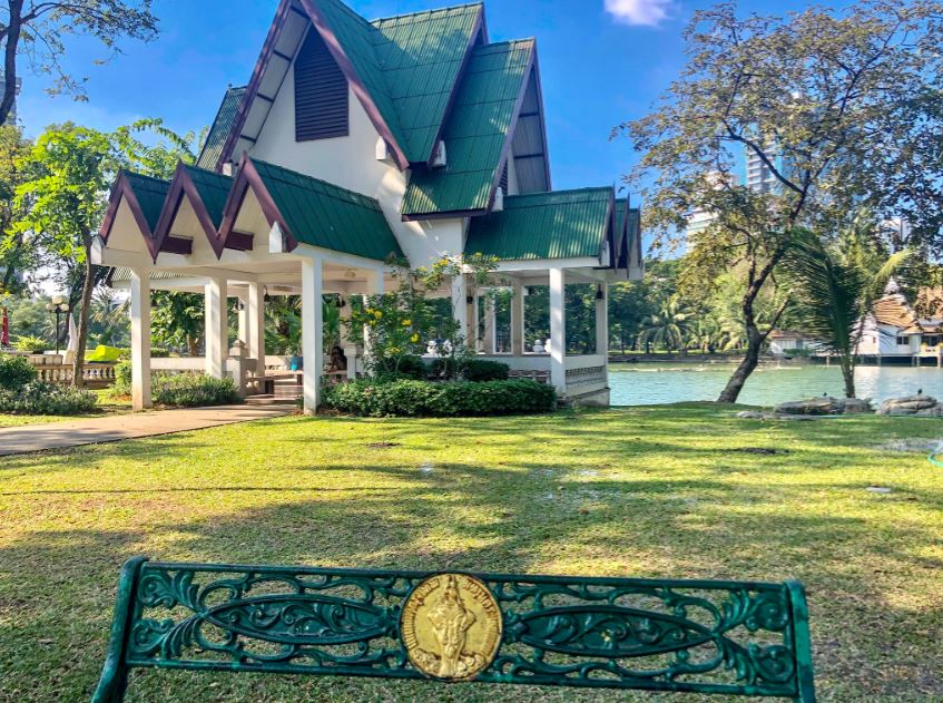 Bangkok Sehenswürdigkeiten, kleines Haus im Lumphini Park auf grüner Wiese