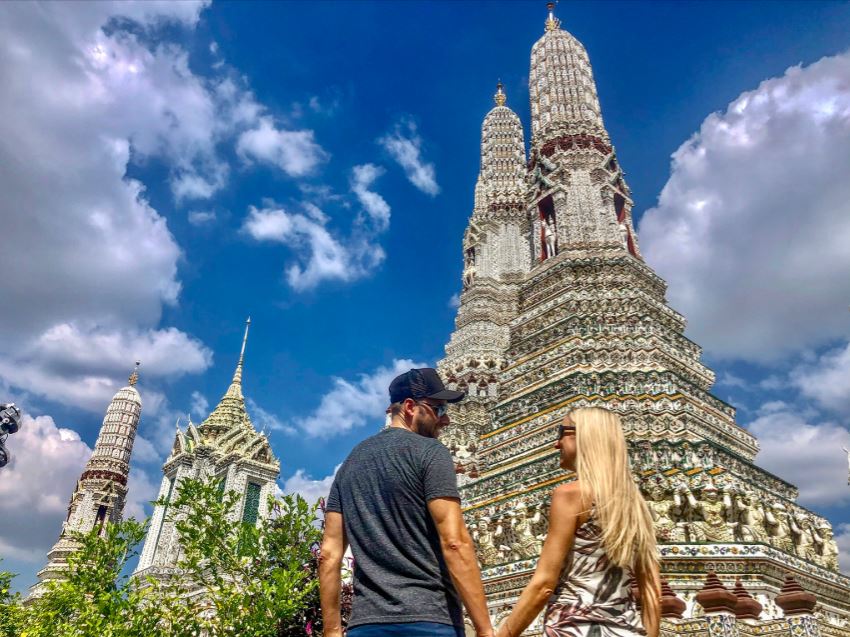 Bangkok Tempel, Pärchen steht Hand in Hand vor Tempel