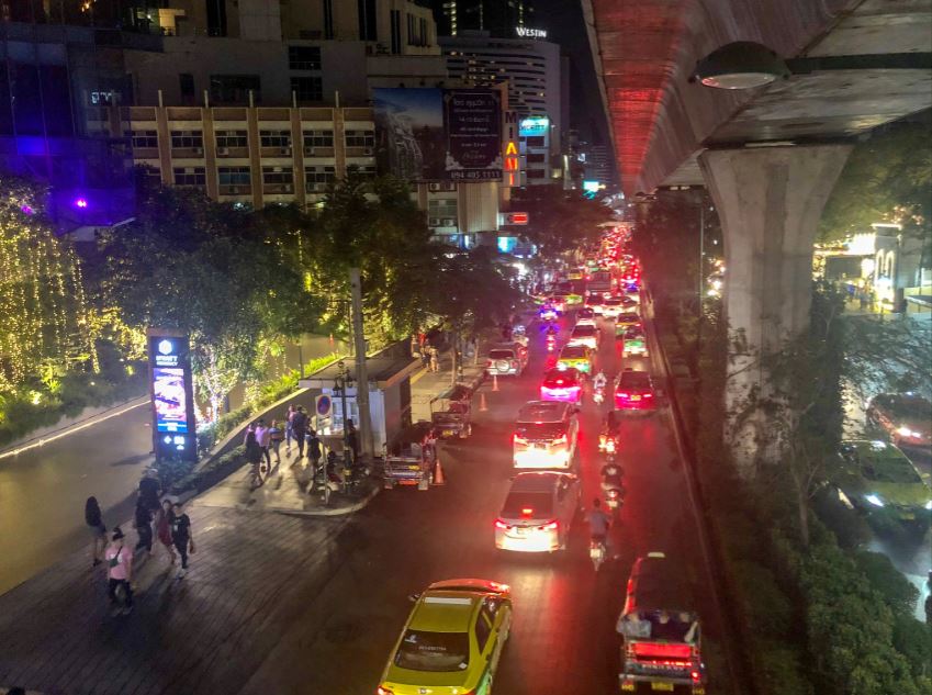 Bangkok Tipps, Blick bei Nacht von Brücke auf Straße mit vielen Autos