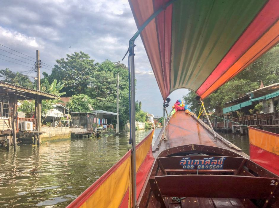 Buntes Boot in den Nebenkanälen Bangkoks
