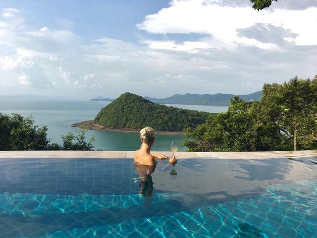 Santhiya Koh Yao Yai, Pool mit Ausblick auf Meer