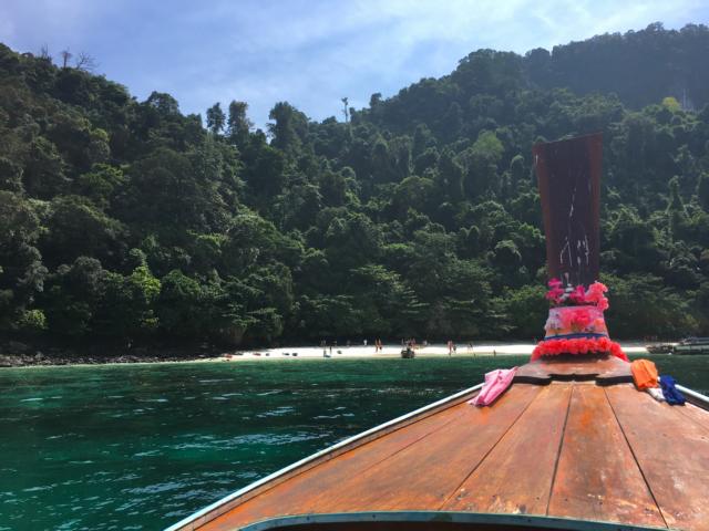 Longtailboat vor Bucht auf Koh Phi Phi