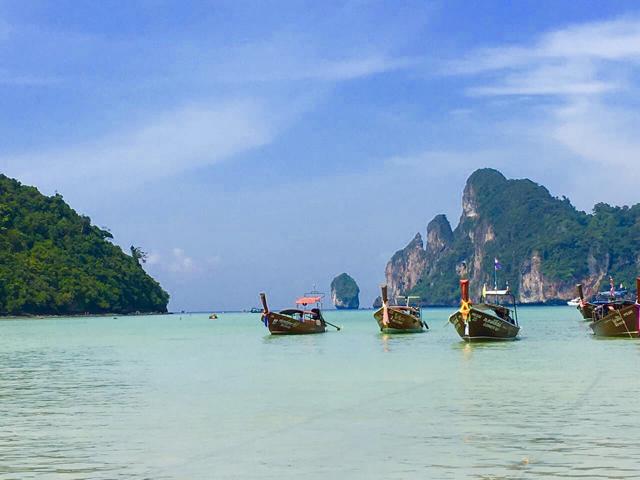 Boote im Meer vor Phi Phi Don in Thailand