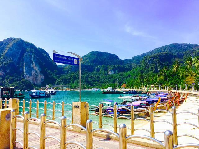 Hafen mit Booten auf Ko Phi Phi