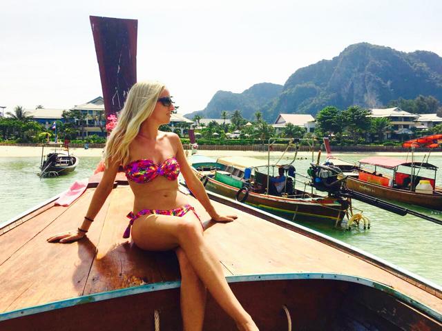 Frau auf Boot vor Phi Phi Don Thailand