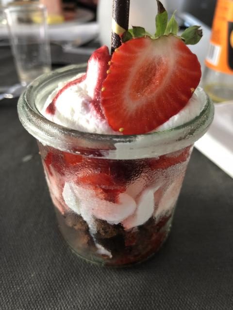 Astoria Playa Alcudia, Dessert im Glas mit Erdbeeren