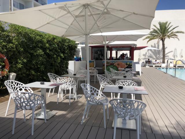 Astoria Playa Alcudia, Poolbar mit weißen Stühlen