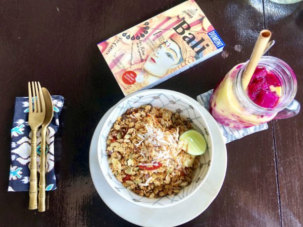 Müsli und Smoothie auf Tisch