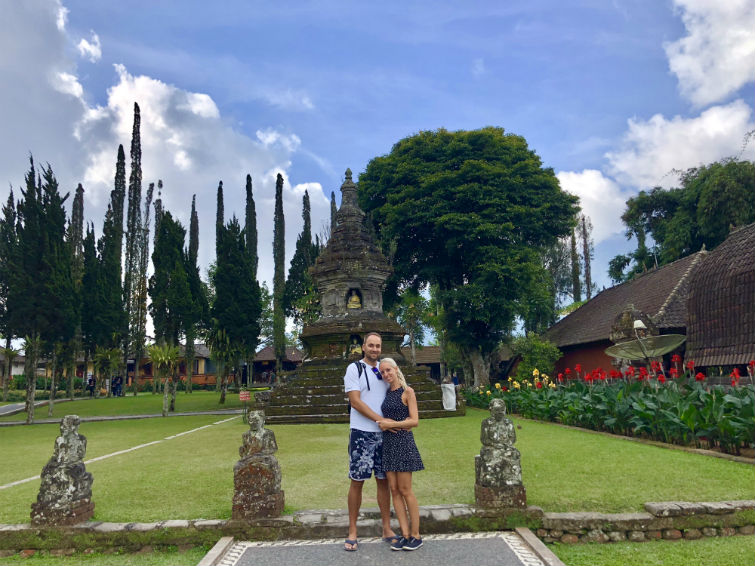 Pärchen in Garten des Tempels Ulun Danu Bratan Bali