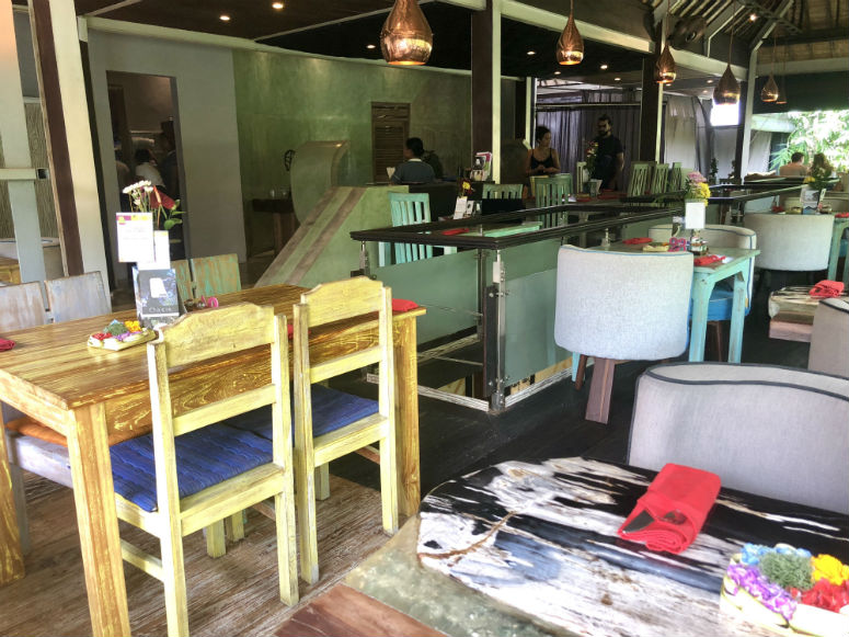 Tische und Stühle im Clear Cafe Ubud