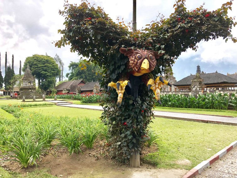 Bali Sehenswürdigkeiten, Greifvogel aus Pflanzen in Tempelanlage 