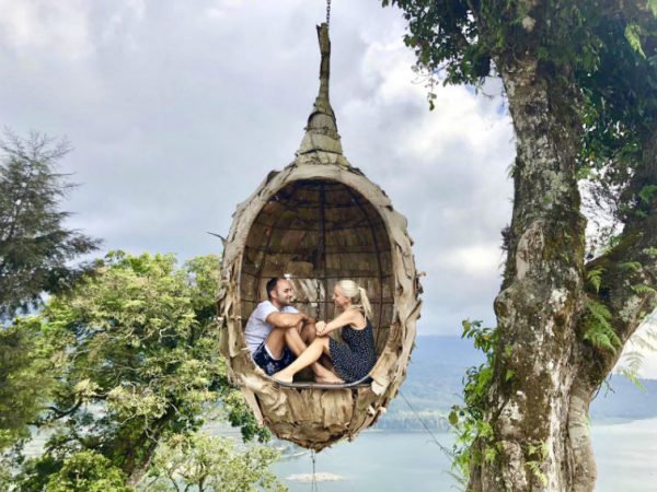 Pärchen in hängendem Korb in Bali