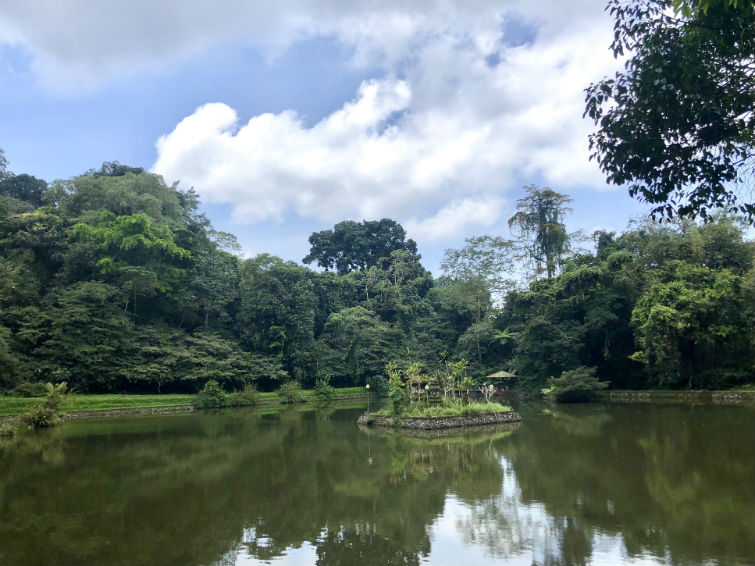 See in Tempelanlage auf Bali