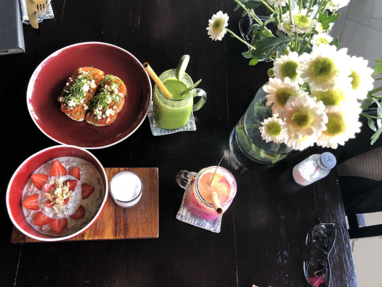 Müsli und Smoothies auf Tisch in Ubud 