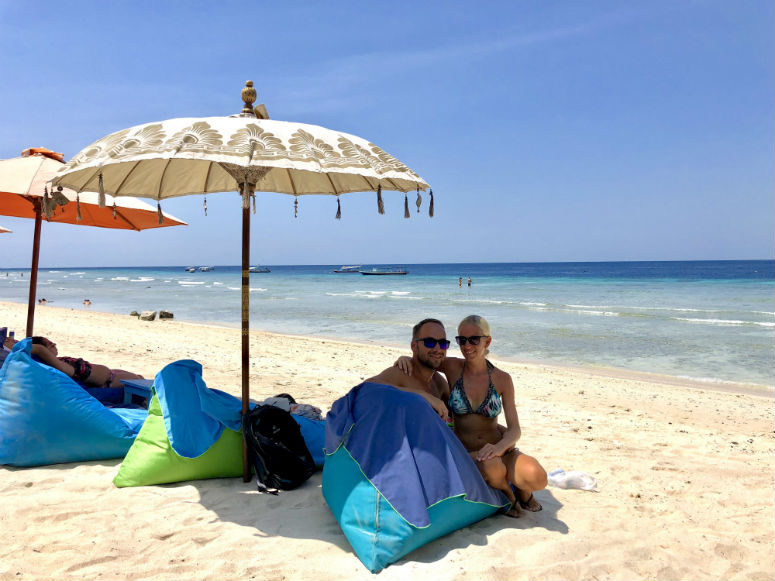 Pärchen an Strand auf Gili Trawangan