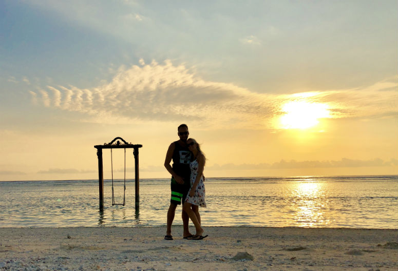 Pärchen vor Schaukel am Strand von Gili Trawangan