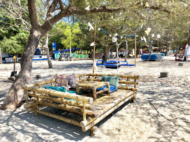 Gili Trawangan Strand mit schönen Sitzmöglichkeiten