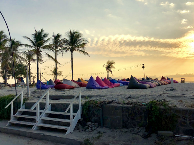 Sitzkissen am Strand auf Gili Trawangan