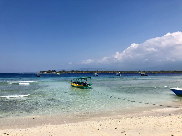 Kleines Boot im Meer auf Gili Trawangan