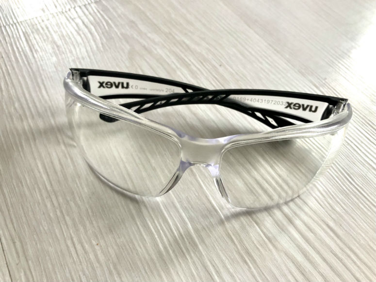 Brille mit durchsichtigen Gläsern ohne Sehstärke