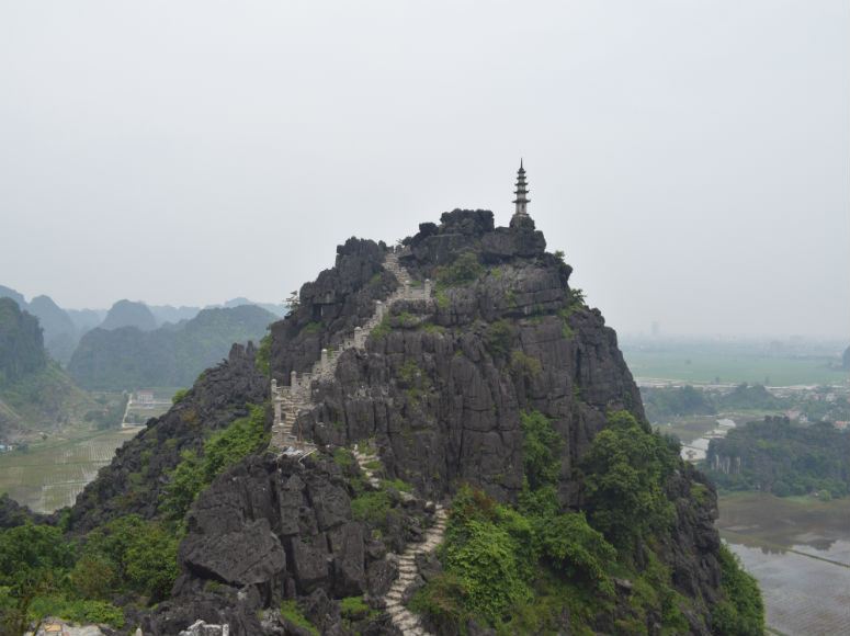 Schöne Aussicht auf Felsen in der trockenen Halong Bucht in Vietnam