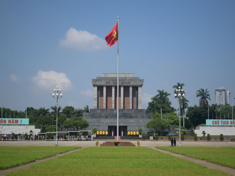 Sicht auf das Ho Chi Minh Mausoleum in Hanoi