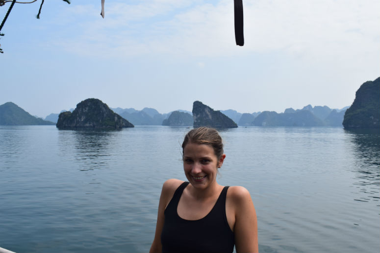 Frau mit Halong Bucht in Vietnam im Hintergrund