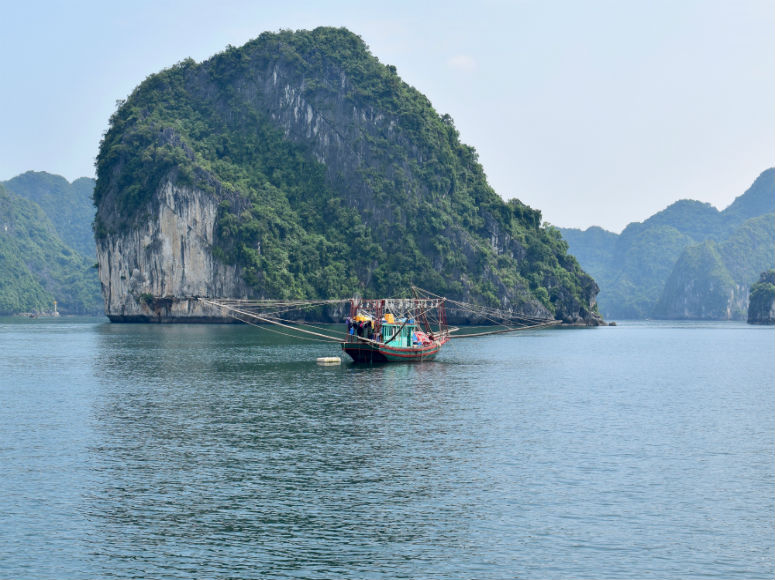 Halong Bucht Vietnam mit Schiff und Berg im Hintergrund