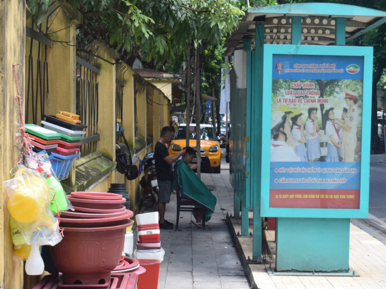 Friseur in der Hanoi Altstadt mitten auf der Straße