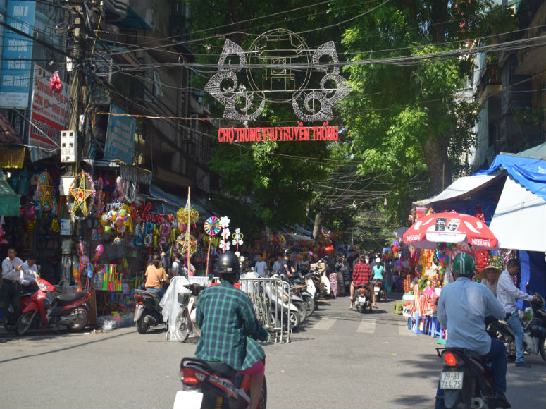 Buntes Treiben mit Straßenständen in der Hanoi Altstadt