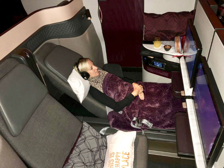 Frau in Liegeposition in der Qatar Business Class