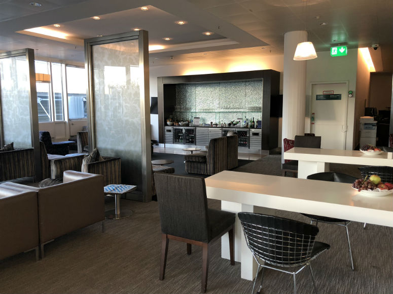 Überblick der Qatar Airways Business Class Lounge in München