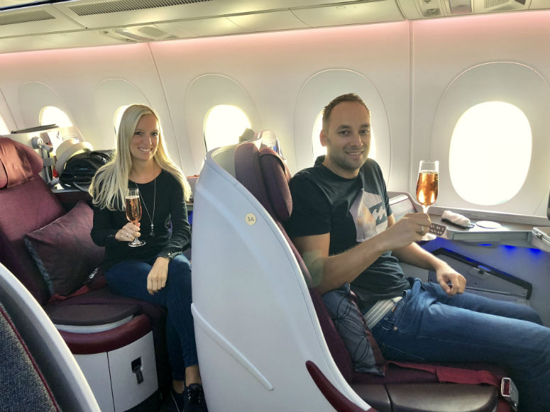 Mann und Frau in Business Class Qatar Airways