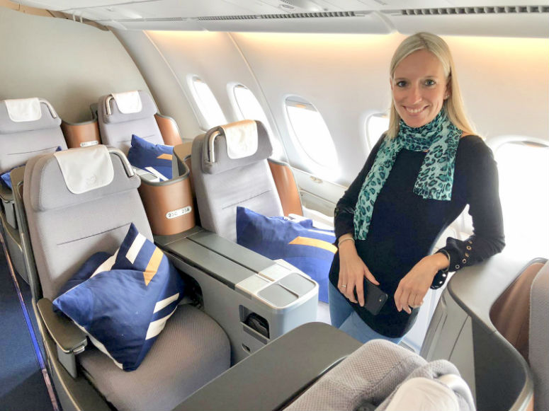 Frau in Lufthansa Business Class, Anreise Westküste USA