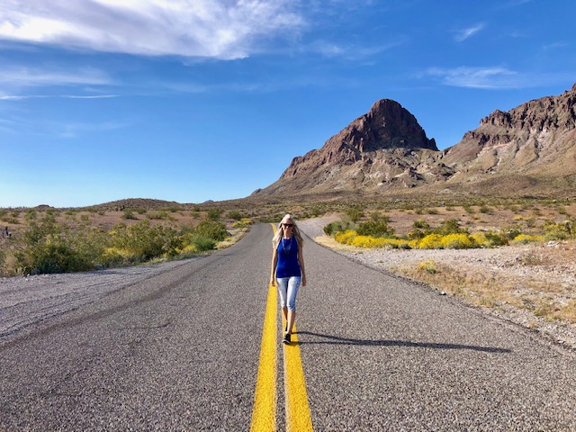 Frau steht auf Straße Route 66 an der Westküste USA