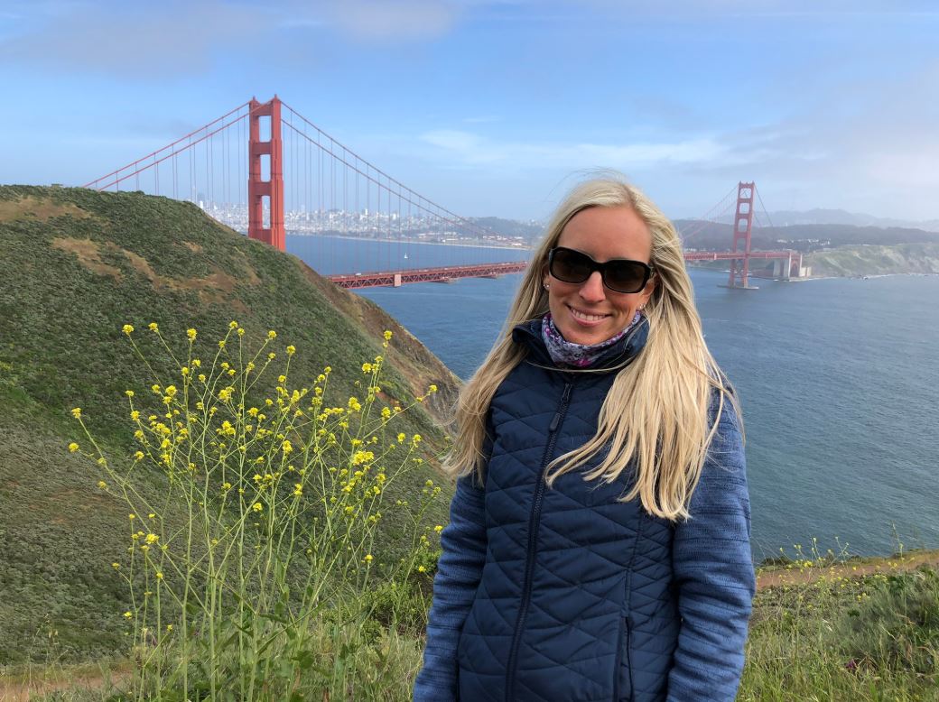 Frau steht vor Golden Gate Bridge San Francisco