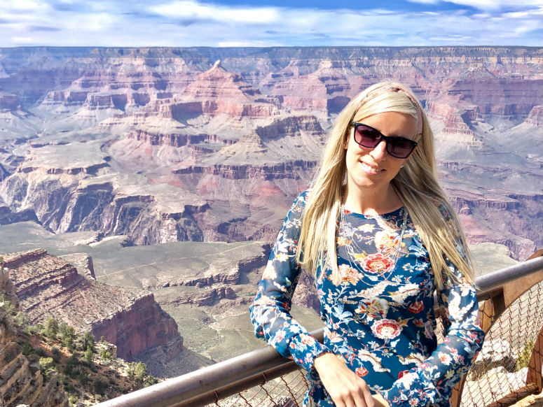 Frau steht vor Grand Canyon an der USA Westküste