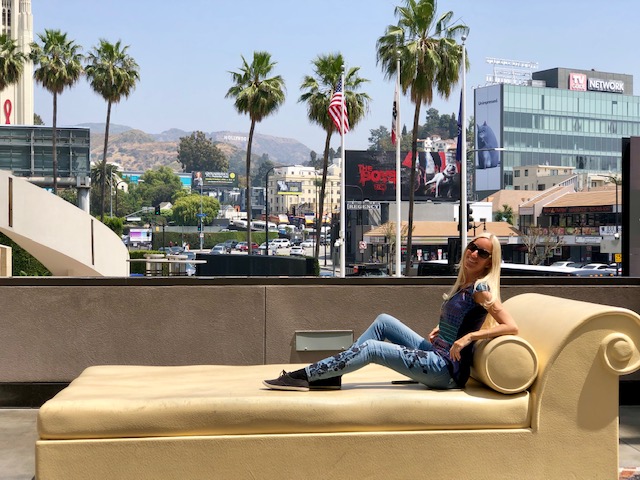 Frau auf Sessel in Hollywood in Los Angeles 