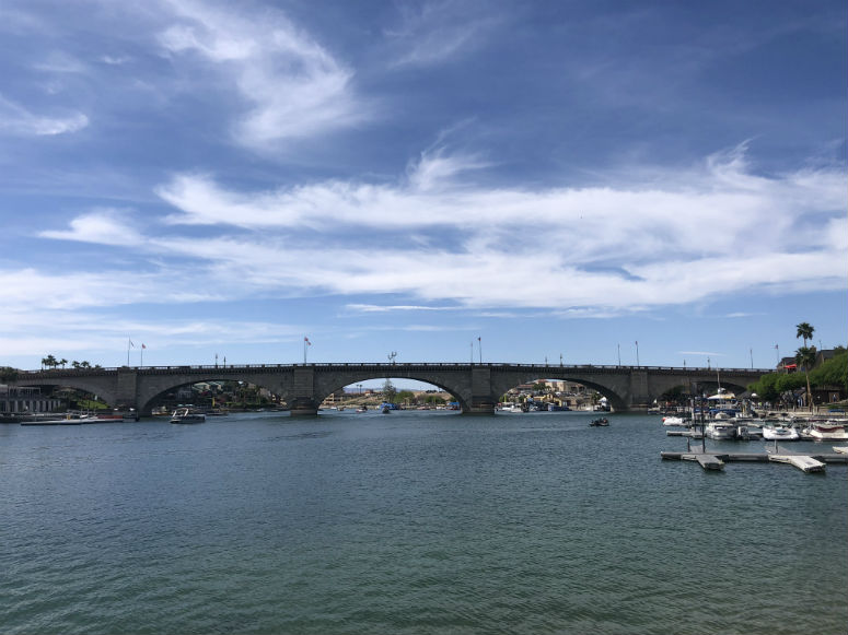 Lake Havasu mit London Bridge an der Westküste USA