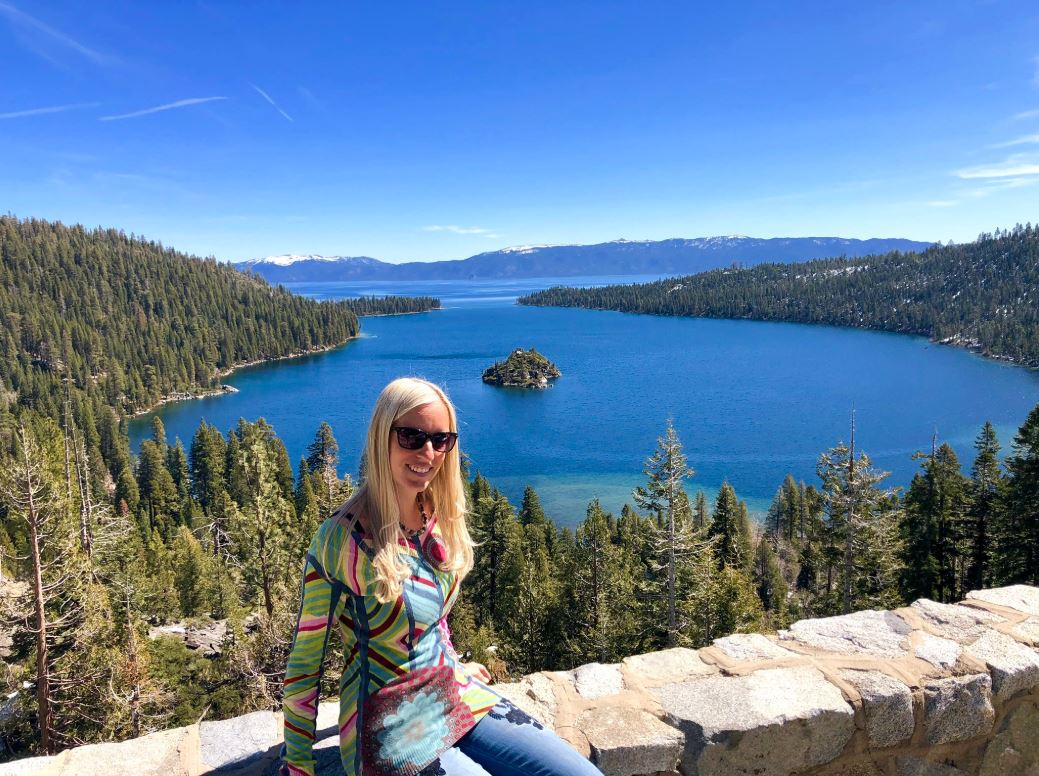 Frau auf Mauer vor Lake Tahoe an der Westküste USA