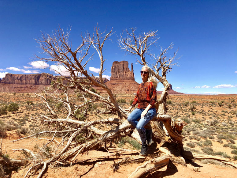 Frau im Monument Valley an der Westküste USA