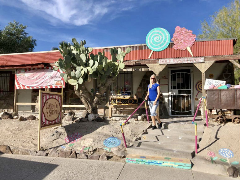 Frau vor buntem Haus in Oatman an der Westküste USA