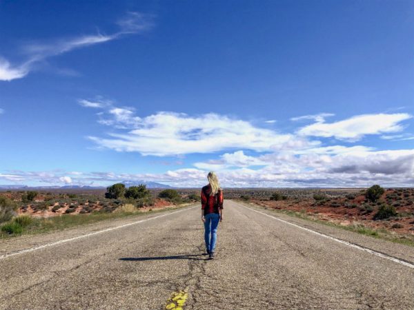 Frau auf Straße Westküste USA